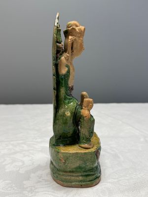 A Chinese sancai-glazed stoneware group of Guanyin and two attendants — foto 4