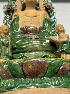 A Chinese sancai-glazed stoneware group of Guanyin and two attendants — foto 5