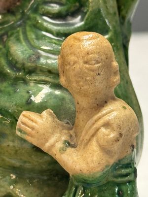 A Chinese sancai-glazed stoneware group of Guanyin and two attendants — foto 7