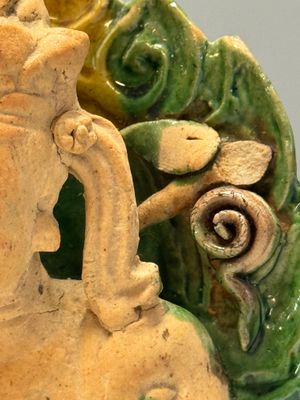 A Chinese sancai-glazed stoneware group of Guanyin and two attendants — foto 8