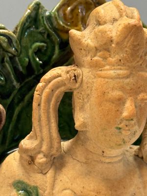 A Chinese sancai-glazed stoneware group of Guanyin and two attendants — foto 9
