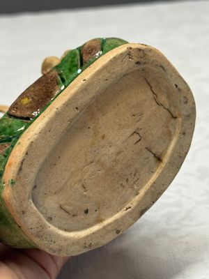 A Chinese sancai-glazed stoneware group of Guanyin and two attendants — foto 10