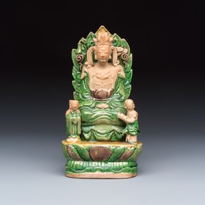 A Chinese sancai-glazed stoneware group of Guanyin and two attendants — foto 2