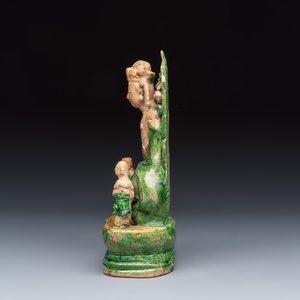 A Chinese sancai-glazed stoneware group of Guanyin and two attendants — foto 3