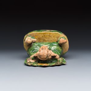 A Chinese sancai-glazed stoneware group of Guanyin and two attendants — foto 6