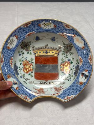 A Chinese verte-Imari 'Provinces' shaving bowl with the arms of Loven — foto 1
