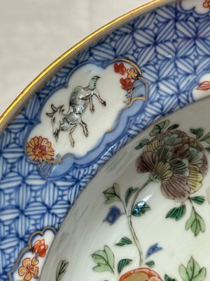 A Chinese verte-Imari 'Provinces' shaving bowl with the arms of Loven — foto 3