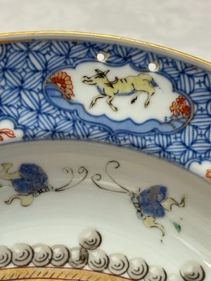 A Chinese verte-Imari 'Provinces' shaving bowl with the arms of Loven — foto 4