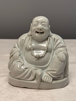 A Chinese white-glazed Milefo Buddha — 照片 1