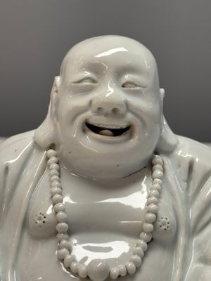 A Chinese white-glazed Milefo Buddha — 照片 2