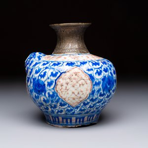 A Safavid blue, white and red pottery hookah base or kendi — foto 2