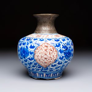 A Safavid blue, white and red pottery hookah base or kendi — foto 3
