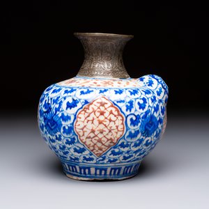 A Safavid blue, white and red pottery hookah base or kendi — foto 4
