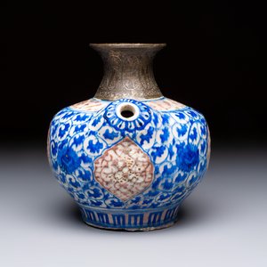 A Safavid blue, white and red pottery hookah base or kendi — foto 5