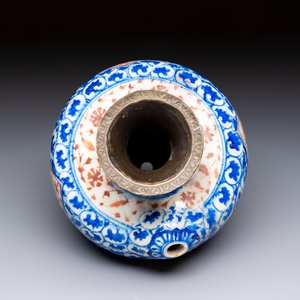 A Safavid blue, white and red pottery hookah base or kendi — foto 6