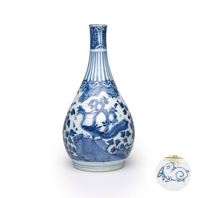 A fine Chinese blue and white pear-shaped 'Phoenix' vase, hare mark, Wanli
