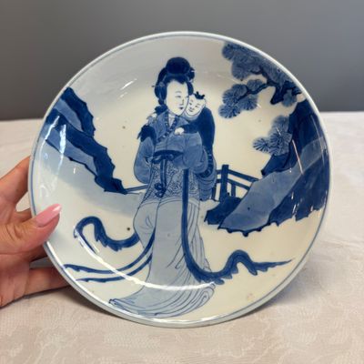 A fine Chinese blue and white semi-eggshell plate with a lady carrying a child — foto 1