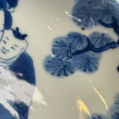 A fine Chinese blue and white semi-eggshell plate with a lady carrying a child — foto 11