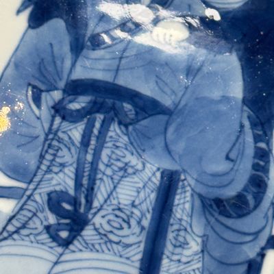 A fine Chinese blue and white semi-eggshell plate with a lady carrying a child — foto 12