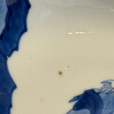 A fine Chinese blue and white semi-eggshell plate with a lady carrying a child — foto 13