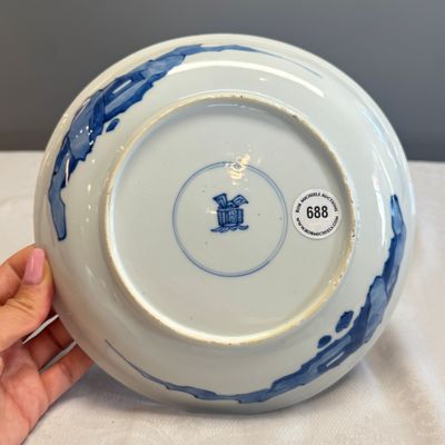 A fine Chinese blue and white semi-eggshell plate with a lady carrying a child — foto 14