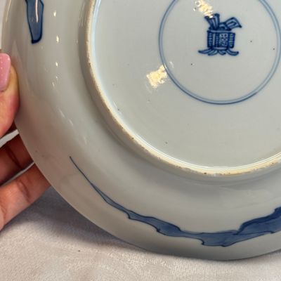 A fine Chinese blue and white semi-eggshell plate with a lady carrying a child — foto 15