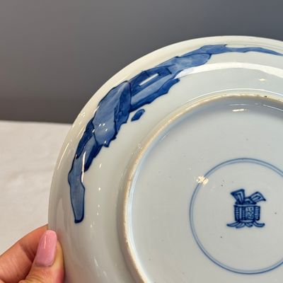 A fine Chinese blue and white semi-eggshell plate with a lady carrying a child — foto 16