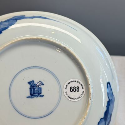 A fine Chinese blue and white semi-eggshell plate with a lady carrying a child — foto 17