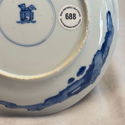 A fine Chinese blue and white semi-eggshell plate with a lady carrying a child — foto 18