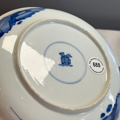 A fine Chinese blue and white semi-eggshell plate with a lady carrying a child — foto 19