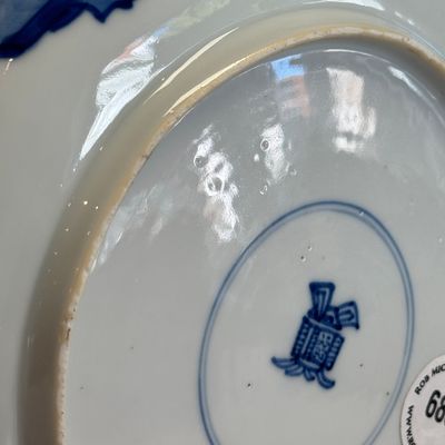 A fine Chinese blue and white semi-eggshell plate with a lady carrying a child — foto 20
