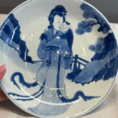 A fine Chinese blue and white semi-eggshell plate with a lady carrying a child — foto 2