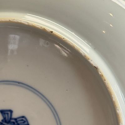 A fine Chinese blue and white semi-eggshell plate with a lady carrying a child — foto 21