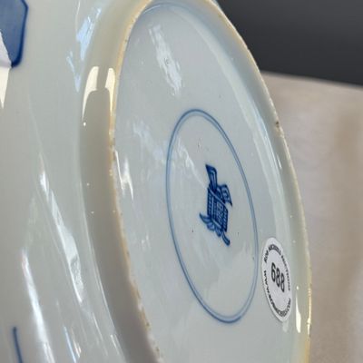 A fine Chinese blue and white semi-eggshell plate with a lady carrying a child — foto 22