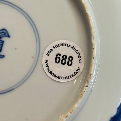 A fine Chinese blue and white semi-eggshell plate with a lady carrying a child — foto 23