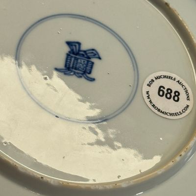 A fine Chinese blue and white semi-eggshell plate with a lady carrying a child — foto 24
