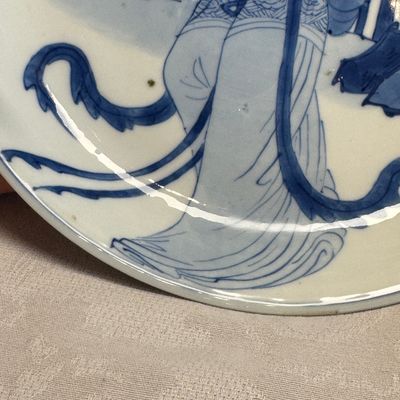 A fine Chinese blue and white semi-eggshell plate with a lady carrying a child — foto 3