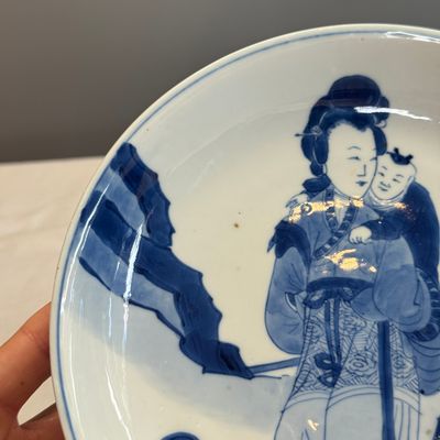 A fine Chinese blue and white semi-eggshell plate with a lady carrying a child — foto 4