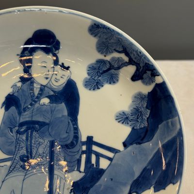 A fine Chinese blue and white semi-eggshell plate with a lady carrying a child — foto 5