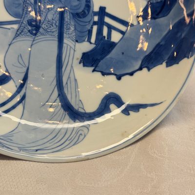 A fine Chinese blue and white semi-eggshell plate with a lady carrying a child — foto 6
