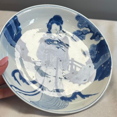 A fine Chinese blue and white semi-eggshell plate with a lady carrying a child — foto 7