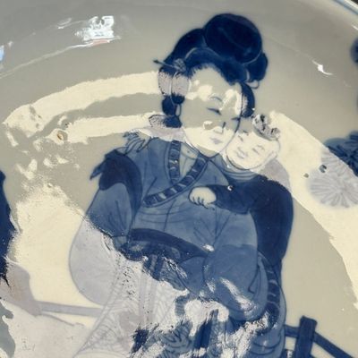 A fine Chinese blue and white semi-eggshell plate with a lady carrying a child — foto 8
