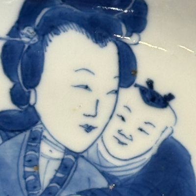 A fine Chinese blue and white semi-eggshell plate with a lady carrying a child — foto 9