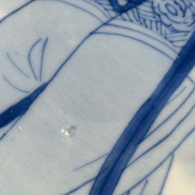A fine Chinese blue and white semi-eggshell plate with a lady carrying a child — foto 10