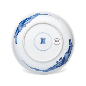 A fine Chinese blue and white semi-eggshell plate with a lady carrying a child — foto 2