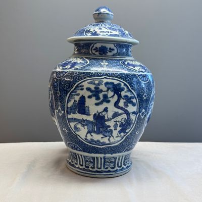 A fine Chinese blue and white vase and cover with narrative design — foto 1