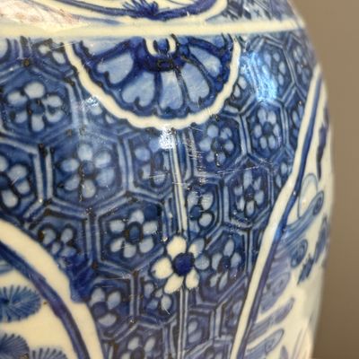 A fine Chinese blue and white vase and cover with narrative design — foto 12