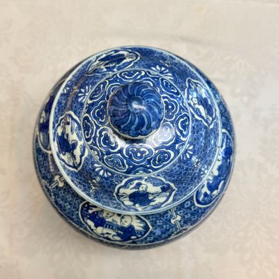 A fine Chinese blue and white vase and cover with narrative design — foto 13