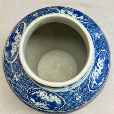 A fine Chinese blue and white vase and cover with narrative design — foto 14