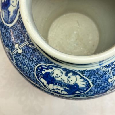 A fine Chinese blue and white vase and cover with narrative design — foto 15